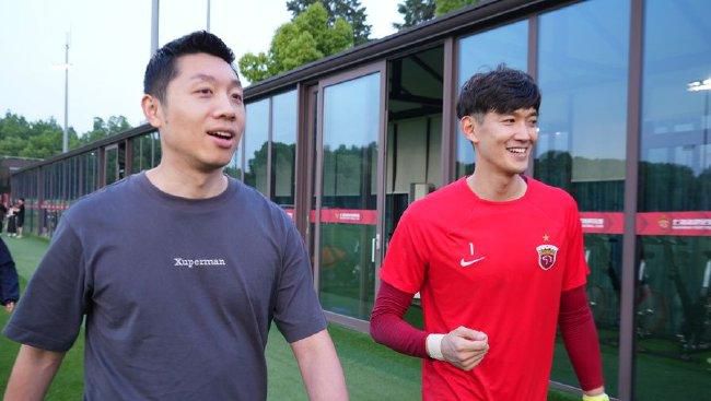 苏守道点点头，继续道：你们要多思考，不但要多思考你们爷爷的战略布局，还要多思考他的战术安排，老一辈都说商场如战场，那时候的商场，论残酷程度，不输于战场。